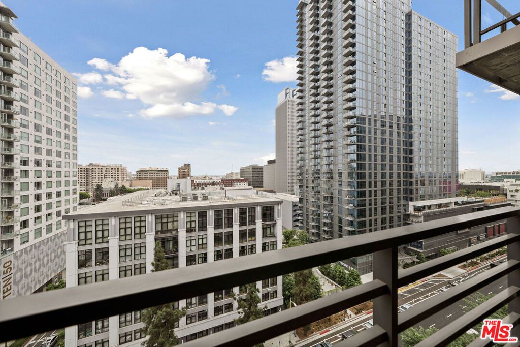 Photo of 1111 S Grand Avenue #1111, Los Angeles, CA 90015 (MLS # 25620625)