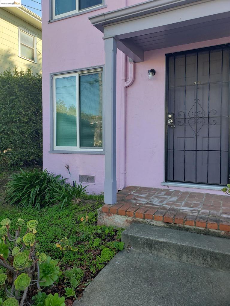 Charming 1 bedroom apartment. Lots of sunlight, hardwood floors and updated kitchen. Convient location close to North Berkeley BART, AC Transit, UC Berkeley shops and restaurants. On street parking only. No laundry on site. Apply with RentSpree https://apply.link/N8YNPi8