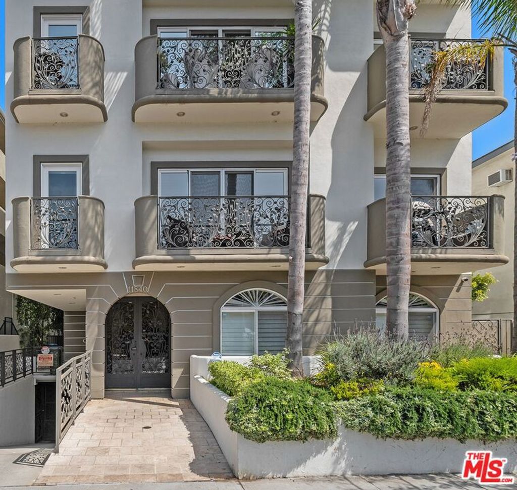 Photo of 11840 Dorothy Street #202, Los Angeles, CA 90049 (MLS # 26669759)