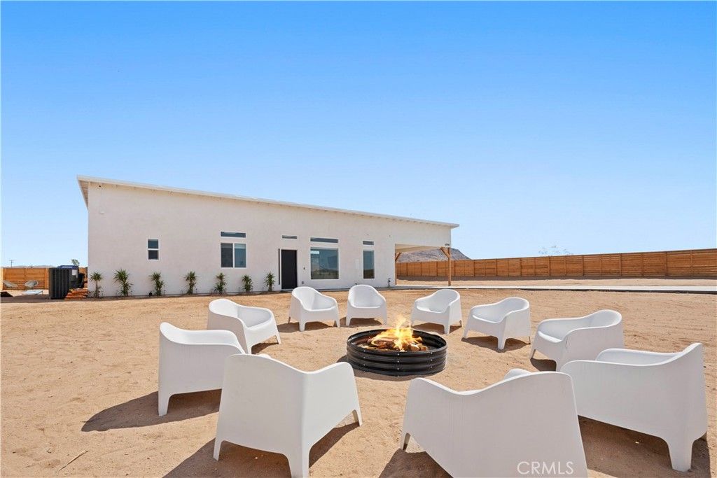 Photo of 61723 Highland View Dr, Joshua Tree, CA 92252 (MLS # BB26028237)