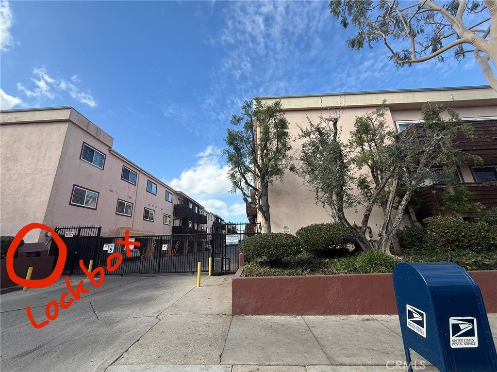 Photo of 5403 Newcastle Avenue #64, Encino, CA 91316 (MLS # SR26002368)