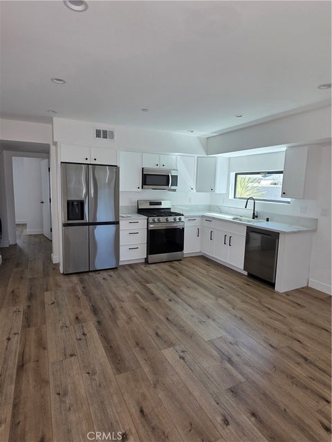 Photo of 6130 Hazeltine #3, Van Nuys, CA 91401 (MLS # SR26061570)