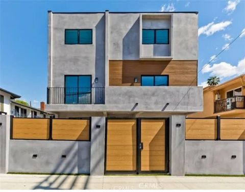 Photo of 6130 Hazeltine #3, Van Nuys, CA 91401 (MLS # SR26061570)