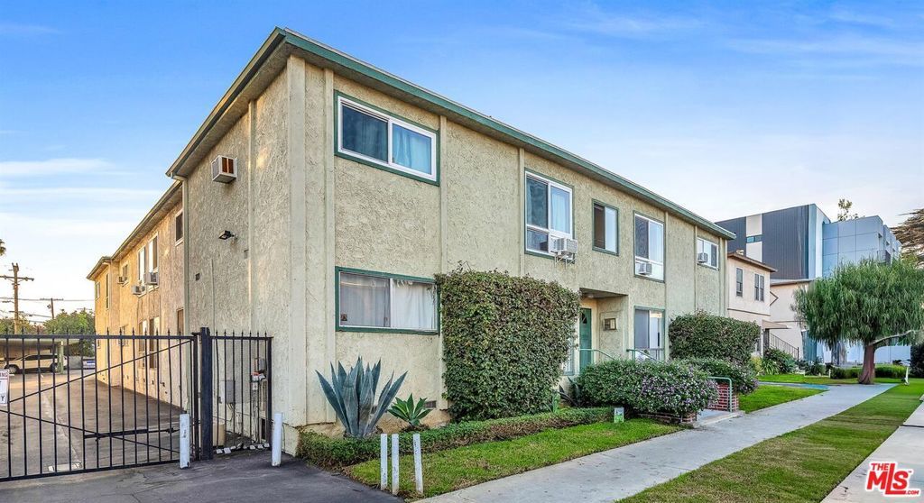 Photo of 4361 Berryman Avenue #11, Los Angeles, CA 90066 (MLS # 26642571)