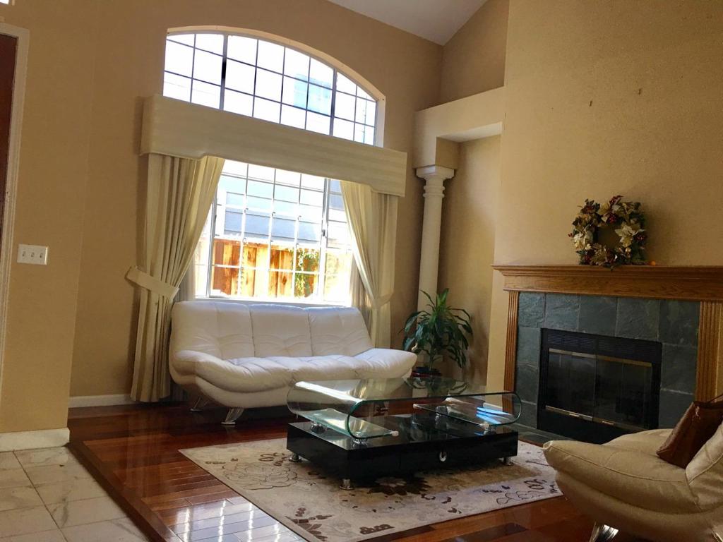Very nice and clean well maintained with 4 Bedrooms and 2.5 bath located in the safe Ardenwood neighborhooe; Walking distance to the top Forest Park Elementary School; close to Fremont employment center, shops, restaurants and local parks; easy access to freeway 84, 880, Dumbarton Bridge and BART; Double-pane windows, Central AC, open floor plan and many other features.