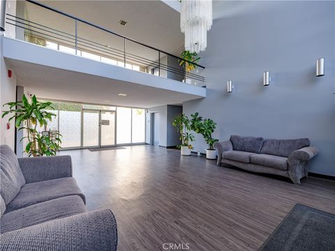 Photo of 5411 Tyrone, Sherman Oaks, CA 91401 (MLS # SR25277181)