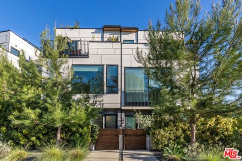 Photo of 906 N Benton Way, Los Angeles, CA 90026 (MLS # 26638453)