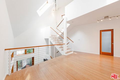 Photo of 834 Indiana Avenue, Venice, CA 90291 (MLS # 25609729) Photo of 834 Indiana Avenue, Venice, CA 90291 (MLS # 25609729)