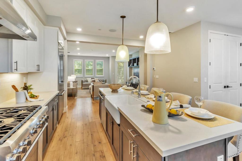 929 De Guigne Drive 4