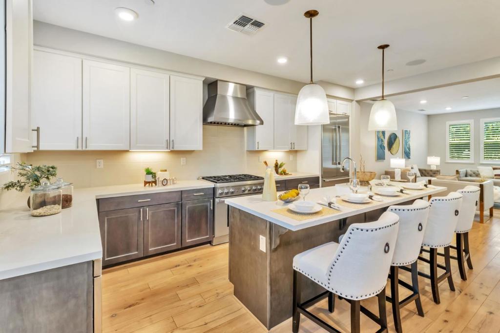929 De Guigne Drive 4