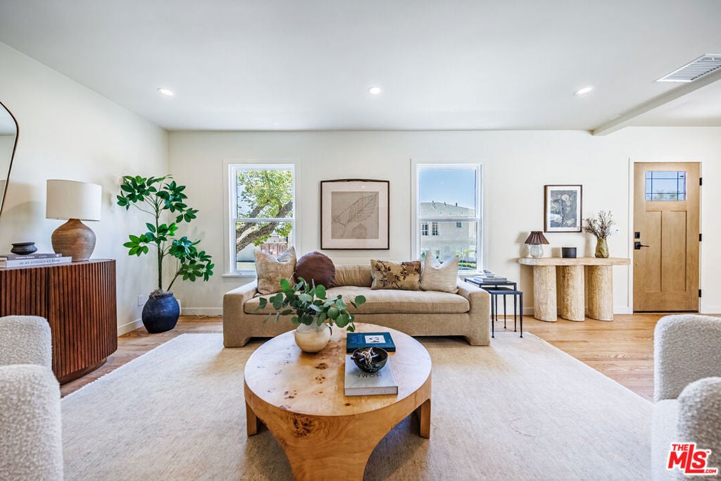 4325 Price Street, Los Angeles CA 90027