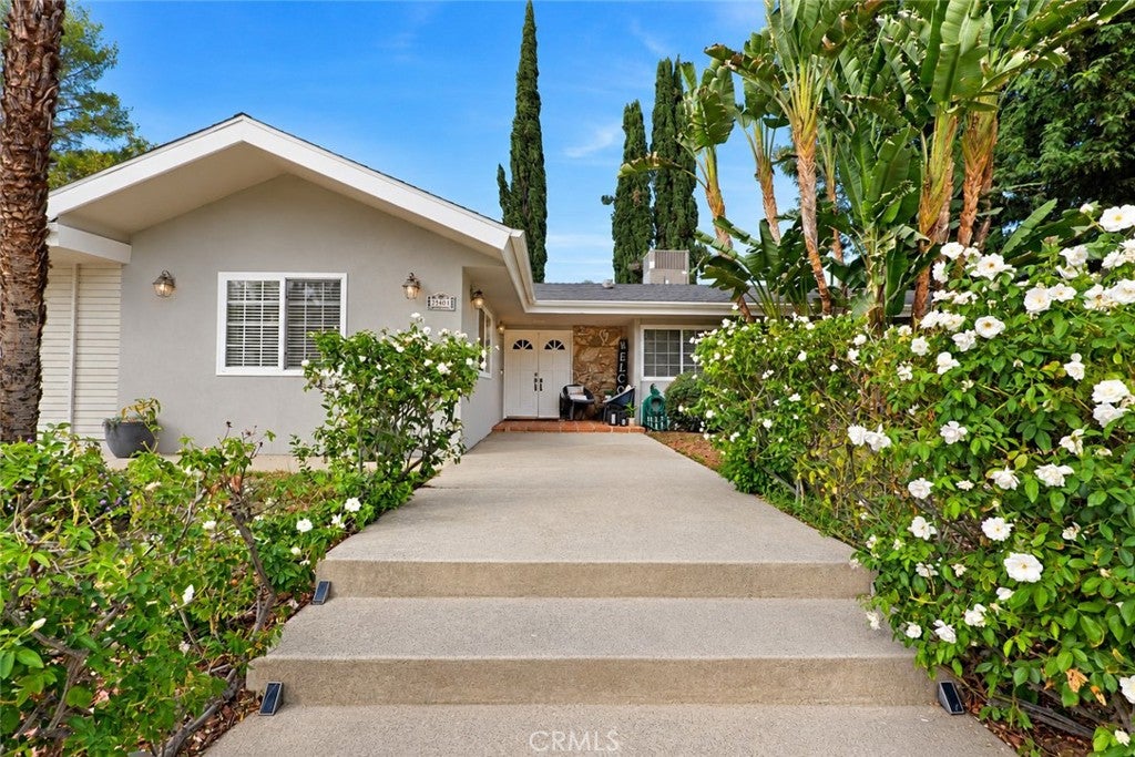 Photo of 24401 Hatteras Street, Woodland Hills, CA 91367 (MLS # SR26225042)