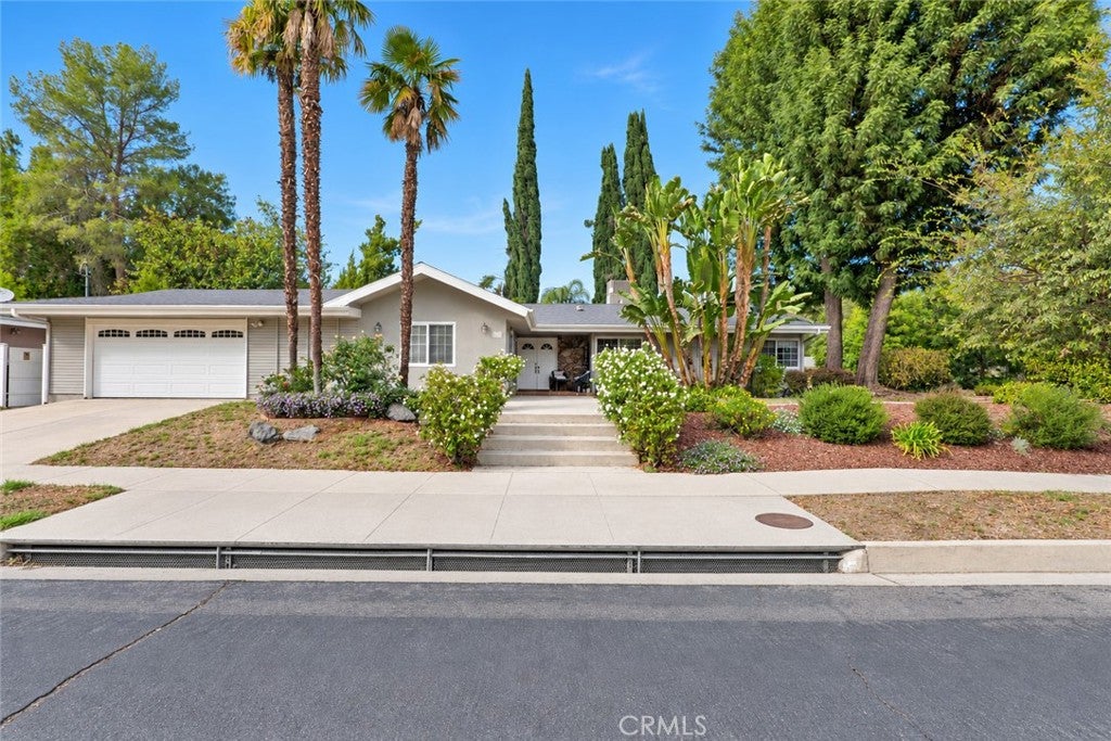 Photo of 24401 Hatteras Street, Woodland Hills, CA 91367 (MLS # SR26225042)