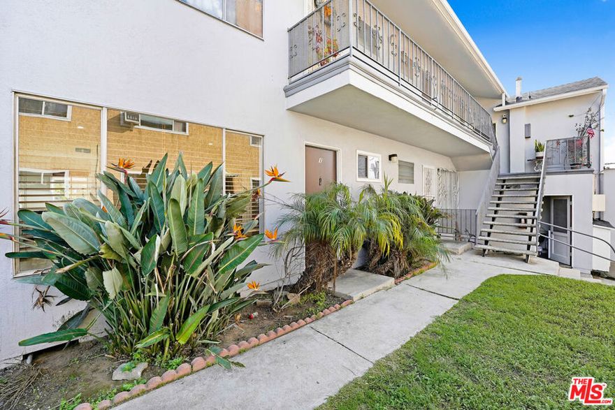 Lovely remodeled unit located in the highly sought after Sunset Park neighborhood of Santa Monica. Featuring hardwood floors, an upgraded kitchen and bathroom, this home seamlessly blends comfort and style. Enjoy an abundance of natural light, close proximity to the ocean as well as local shops and restaurants. Available for immediate move-in, don't miss this exceptional opportunity to reside in one of the Westside's most desirable communities!