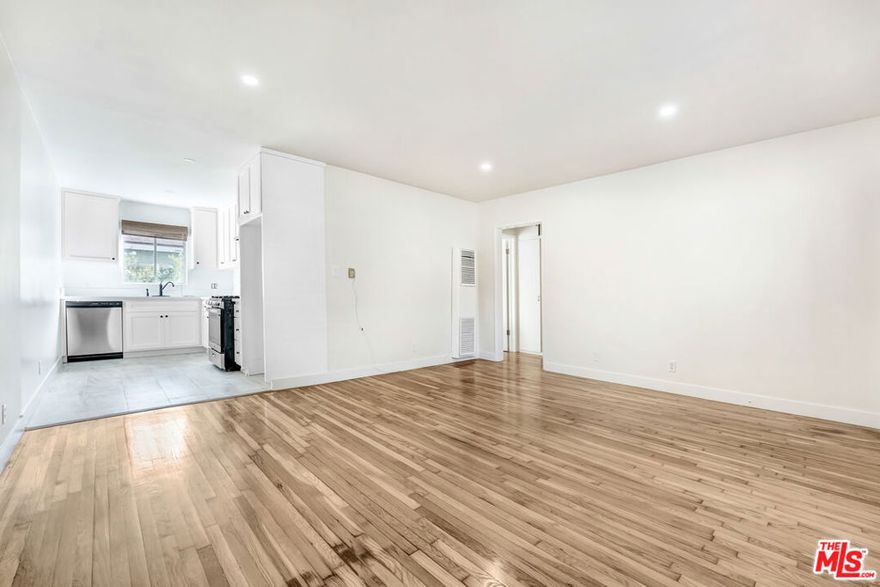Lovely remodeled unit located in the highly sought after Sunset Park neighborhood of Santa Monica. Featuring hardwood floors, an upgraded kitchen and bathroom, this home seamlessly blends comfort and style. Enjoy an abundance of natural light, close proximity to the ocean as well as local shops and restaurants. Available for immediate move-in, don't miss this exceptional opportunity to reside in one of the Westside's most desirable communities!