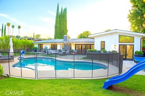 Photo of 4820 Abbeyville Avenue, Woodland Hills, CA 91364 (MLS # SR26055325)