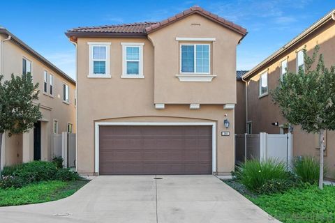 264 CAMELLIA WAY Vista CA 92083