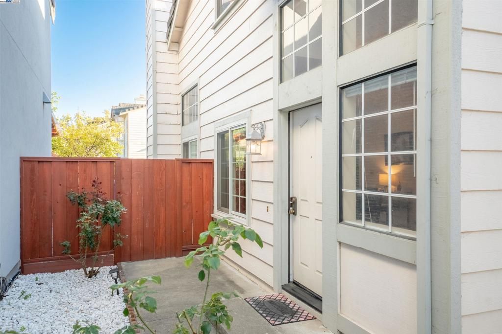 Photo of 15822 Devonwood Way Way, San Lorenzo, CA 94580 (MLS # 41115434)