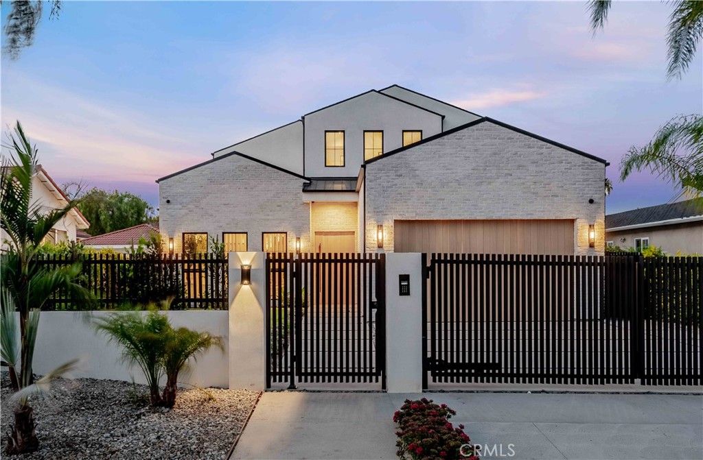 Photo of 16711 Moorpark Street, Encino, CA 91436 (MLS # SR25215021)