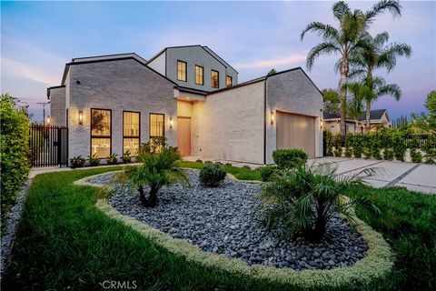 Photo of 16711 Moorpark Street, Encino, CA 91436 (MLS # SR25215021)