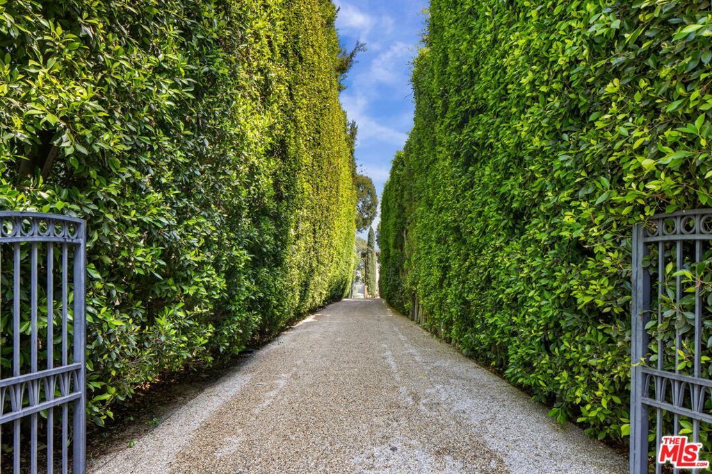 Photo of 182 N Carmelina Avenue, Los Angeles, CA 90049 (MLS # 26661545)