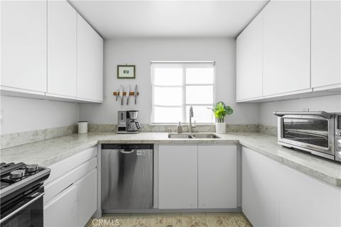 Photo of 392 S Marengo Ave #105, Pasadena, CA 91101 (MLS # WS26045118)