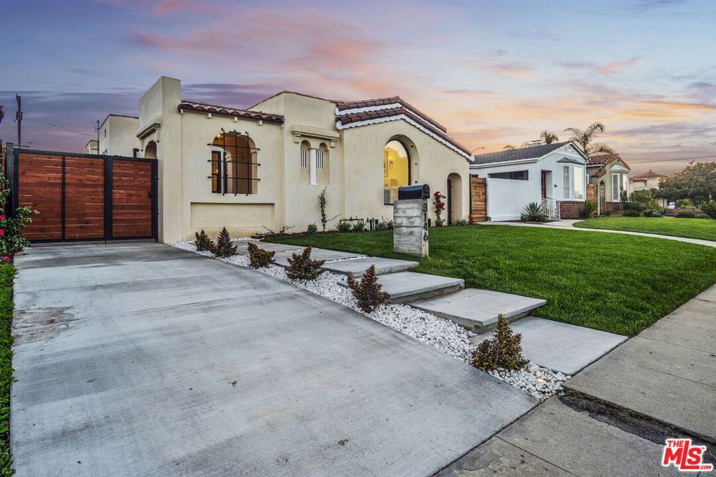 Photo of 3146 W 78th Street, Los Angeles, CA 90043 (MLS # 25629795)