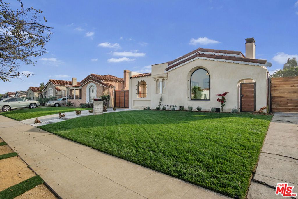 Photo of 3146 W 78th Street, Los Angeles, CA 90043 (MLS # 25629795)