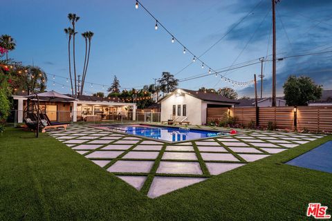 Photo of 22745 Erwin Street, Woodland Hills, CA 91367 (MLS # 26809247)