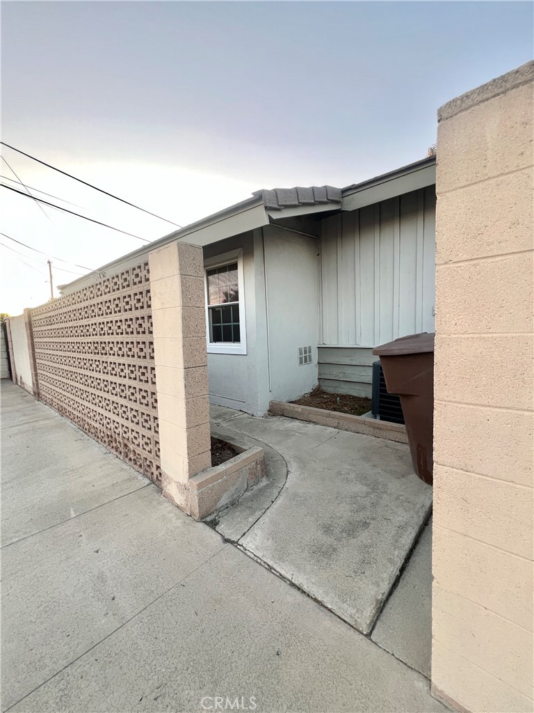 THIS IS A BACK HOUSE STUDIO WITH 1 BATHROOM A SMALL KITCHEN AND LIVING ROOM AREA, DOESNT SHARE NO BACKYARD AND MO PARKING SPACE, LOTS OF PARKING IN THE STREETS
