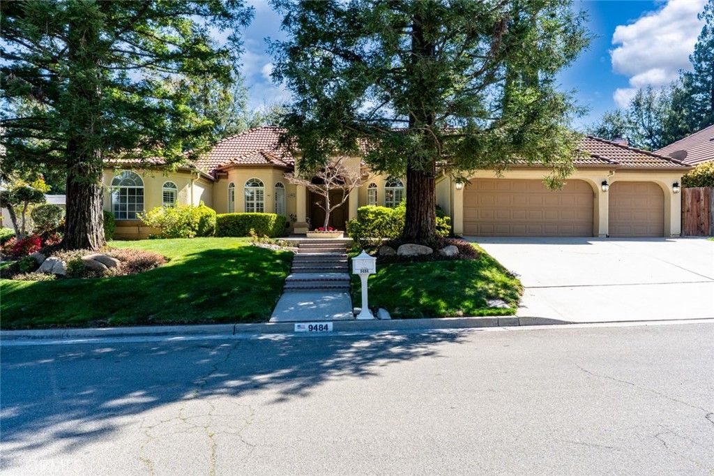 Photo of 9484 N Woodmont Drive, Fresno, CA 93720 (MLS # FR26056058)