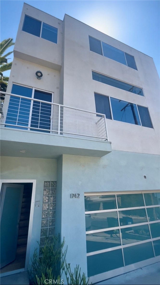 This three-story single family house in prime Silver Lake with 3 bedrooms and 3 bathrooms. 2-car attached garages with direct access. Upstairs there is a living room and a dining room where are great spaces for entertaining.
All the bedrooms, and laundry room are on the third floor. Great school district, and don't miss out the chance for this fantastic home!
