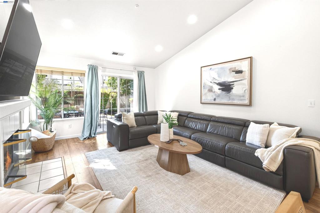 1128 Riviera Ct