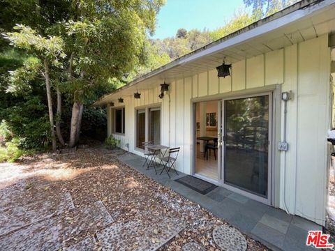 Photo of 9837 Easton Drive, Beverly Hills, CA 90210 (MLS # 25608669)