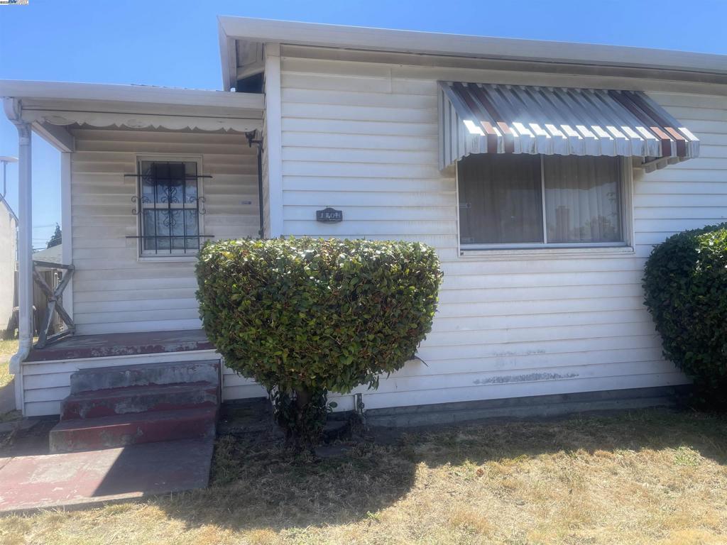 Nice home Ready for cleanup!! Ready to go!!!!!!!!!!! Tender loving care and easy transportation...Good location!