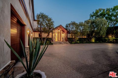 Photo of 2232 Stradella Road, Los Angeles, CA 90077 (MLS # 26638445)