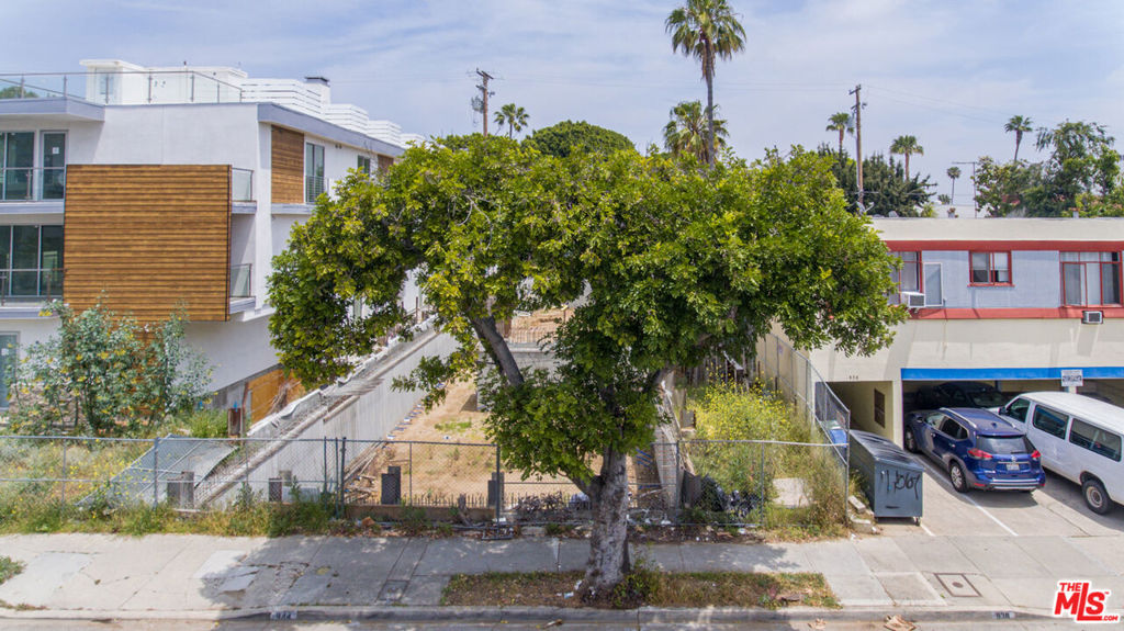 947 N Genesee Avenue