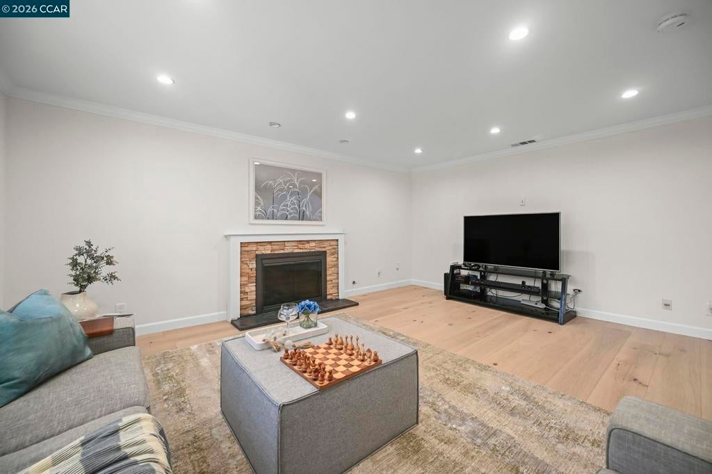 2527 Buena Vista Ave