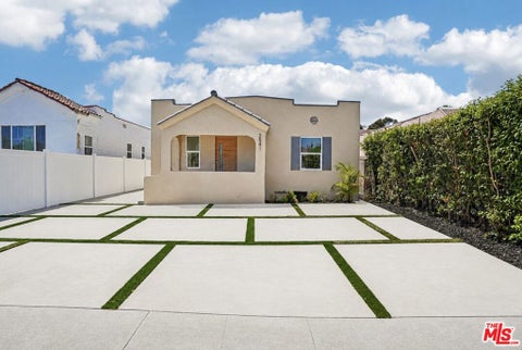 Photo of 2541 Carmona Avenue, Los Angeles, CA 90016 (MLS # 26958387)