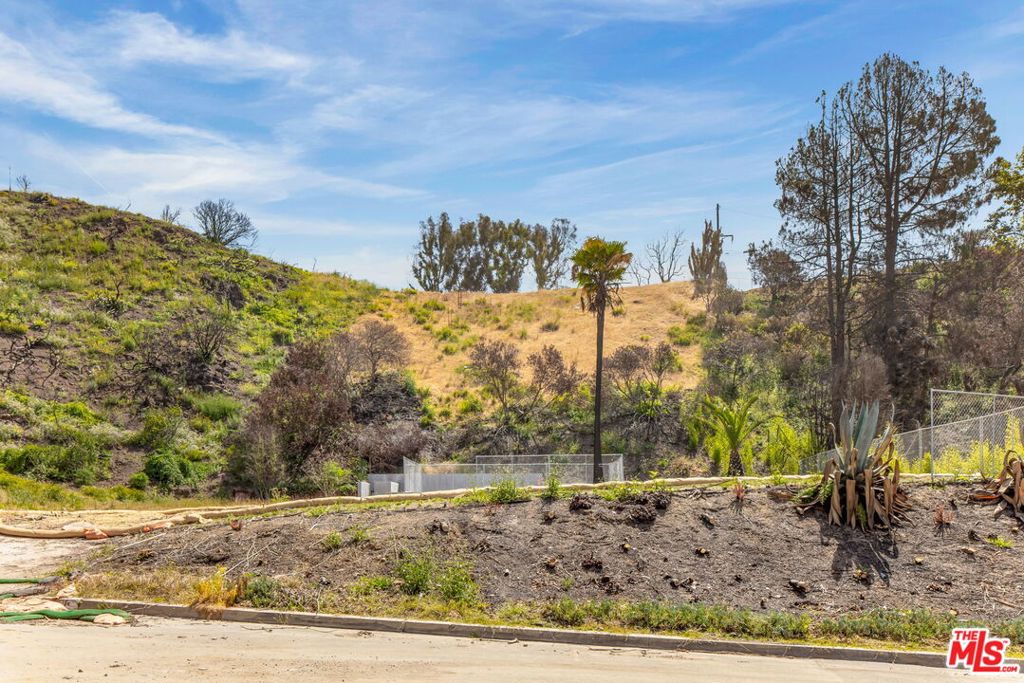 1228 Las Lomas Place
