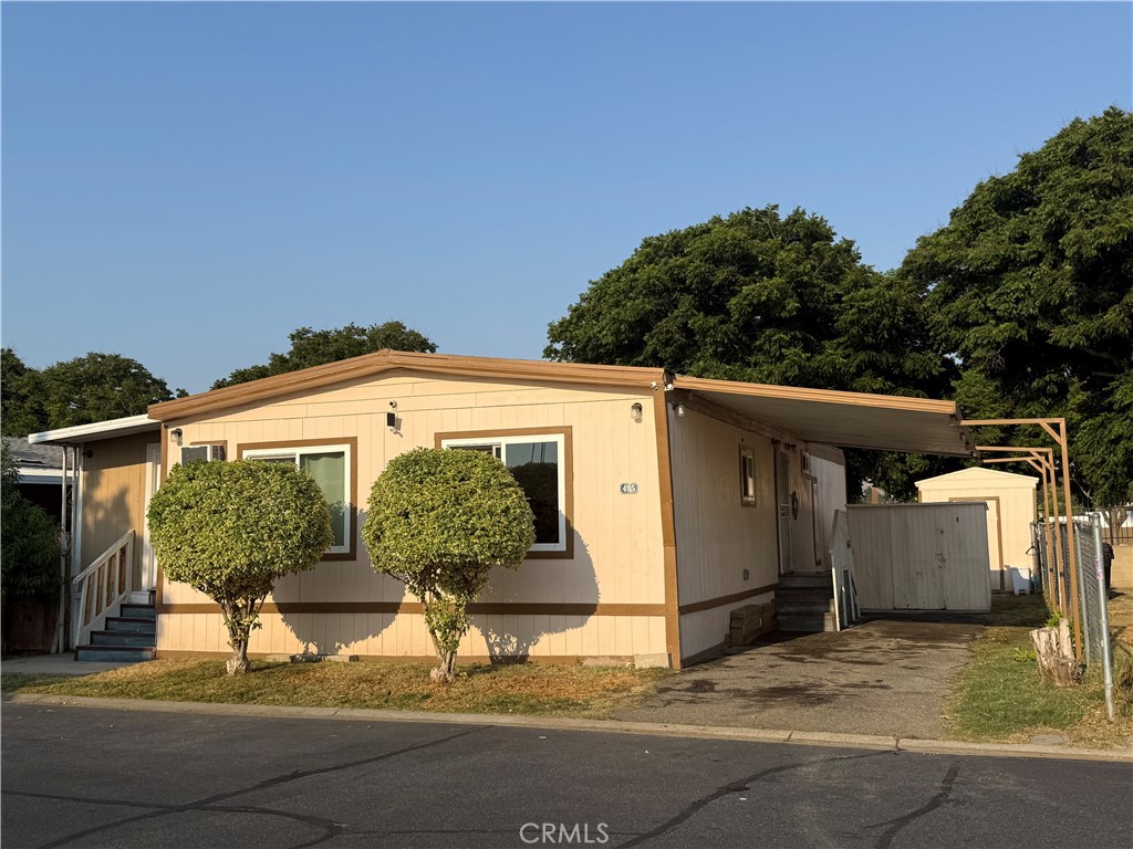 Cute and cozy started home, 2 bedrooms, 2 bath, plus extra 2 rooms (without permits), close to club house.
Great location in Jurupa Valley close to downtown Riverside, Mt Rubidoux.