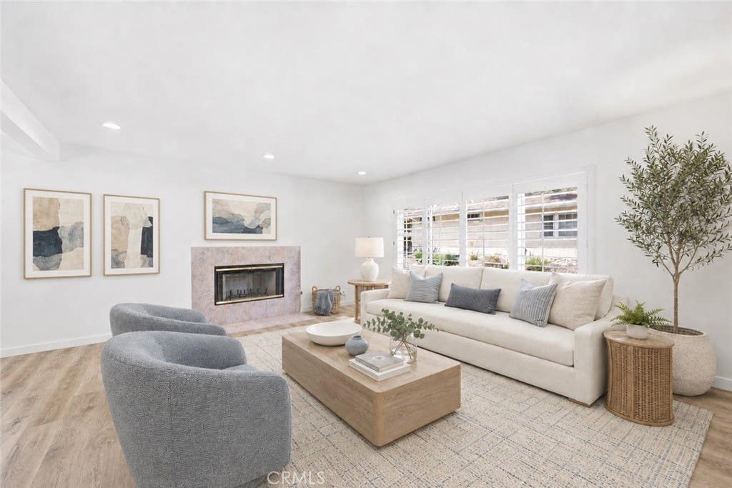 Photo of 4776 Excelente Drive, Woodland Hills, CA 91364 (MLS # SR26119838)