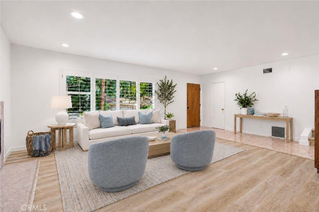 Photo of 4776 Excelente Drive, Woodland Hills, CA 91364 (MLS # SR26119838)