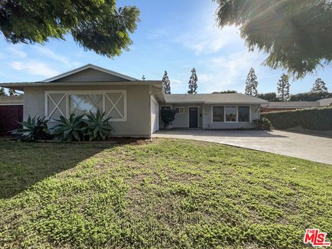Photo of 226 Calle La Sombra, Camarillo, CA 93010 (MLS # 25625585)