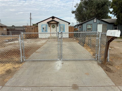 Photo of 305 WISTERIA ST, Bakersfield, CA 93308 (MLS # DW26193224)