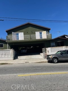 Coner Duplex Opportunity on 1st Street and Grand Avenue.
Adresses: 586 W 1st Street & 596 W 1st Street .
This well-located duplex sits on a corner lot and includes two spacious units, each offering 3 bedrooms and 2 bathrooms, a living room,kitchen,laundry room, private balcony and one assigned parking space.