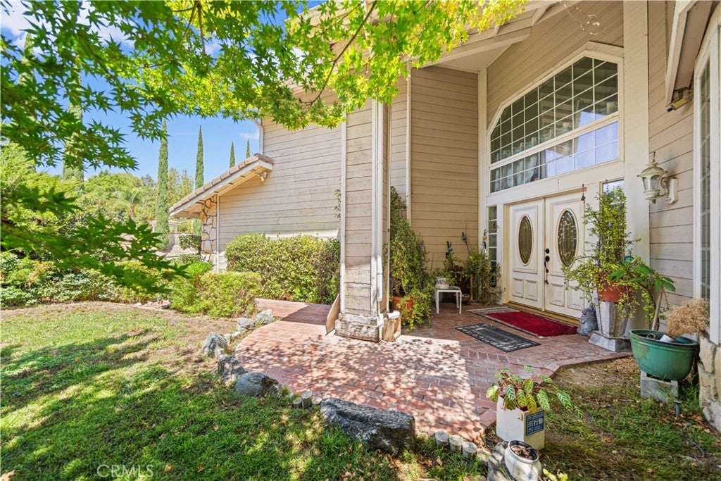 905 N Bridle Path Lane