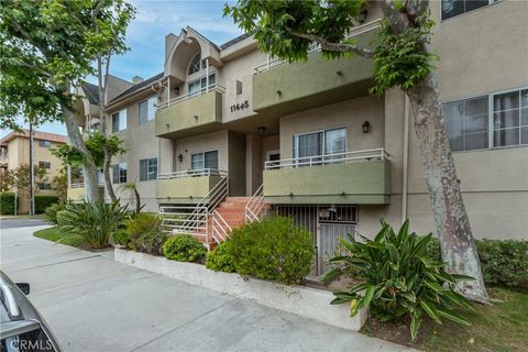 Photo of 11485 Moorpark St, Studio City, CA 91602 (MLS # BB26089349)