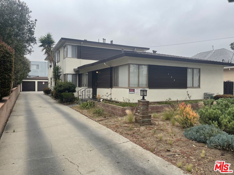 5 units in one of the hottest investment markets in Greater LA. A nice street, lined with single family homes Building consists of two 2 bedrooms and 1 bath and three 1bedrooms and 1 bath Community washer and dryer ,5 one car separated garages- and a two minute drive to shopping and dining along Downtown Inglewood's Market St. Bread-and butter building - a 'simple' one to buy and operate. Highly functional and will benefit from Inglewood's rising tide of investment and appreciation. 11 minute walk to Sofi Stadium and close to the Forum! Tenants are all on a month to month leases, rents are far below market value and could qualify for market rent increases!Please refer to local ordinances !