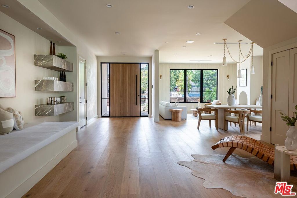 Photo of 11746 La Maida Street, Valley Village, CA 91607 (MLS # 25615323)